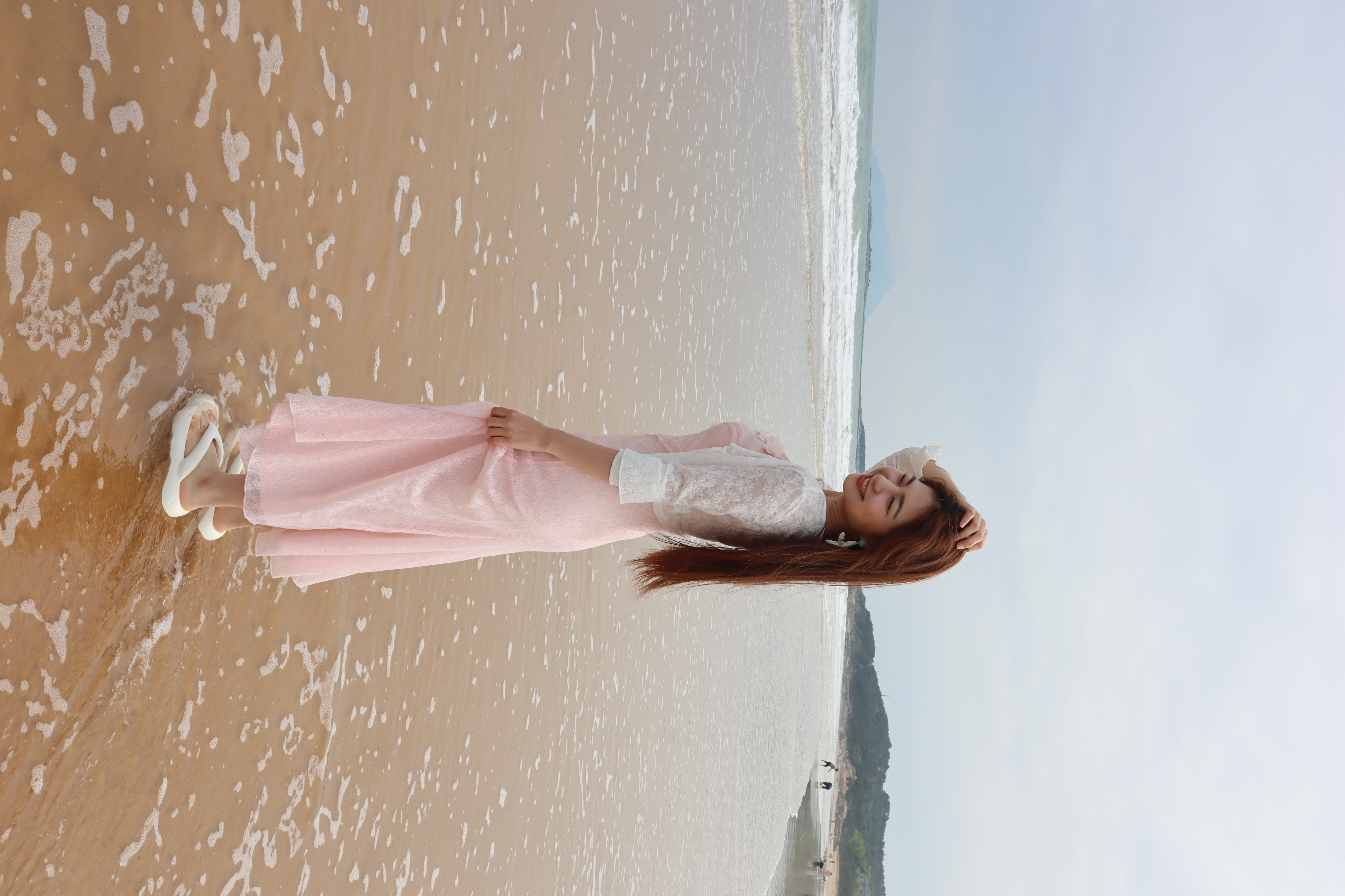 踩着海浪